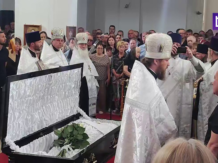 Сотни людей пришли проститься с бывшим главой администрации Луганска Манолисом Пилавовым