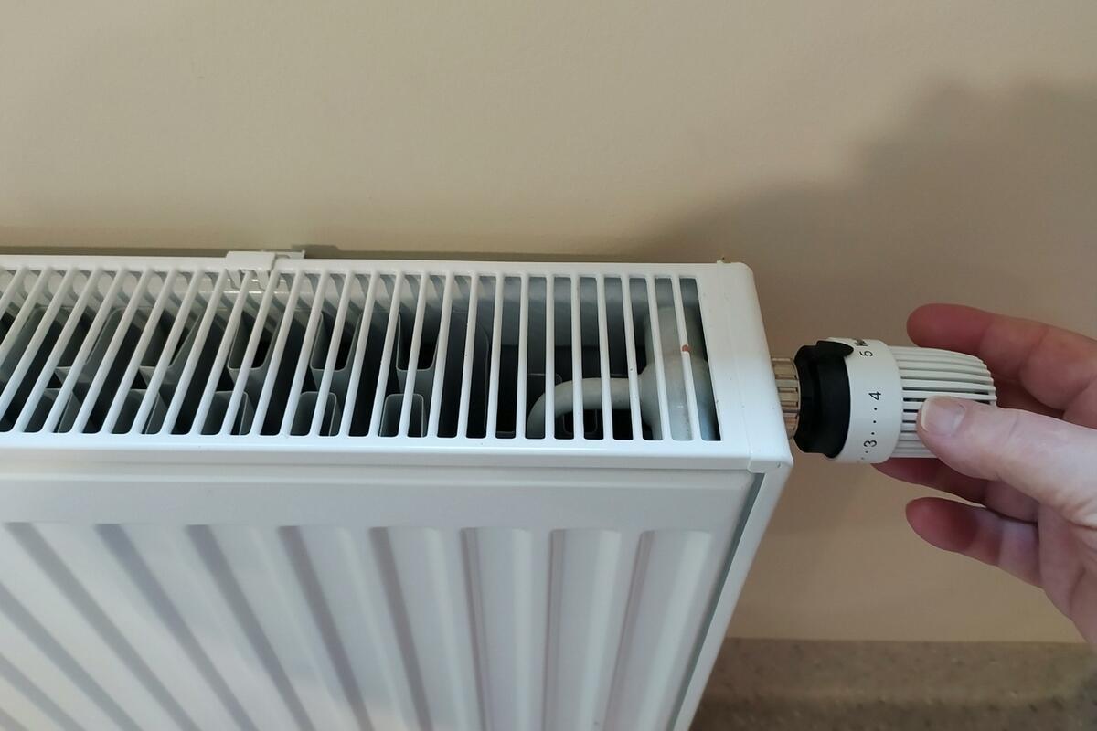 Россиянина-прогульщика начальник приковал к батарее цепью