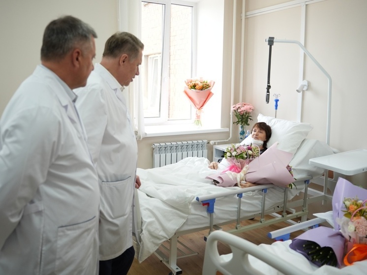 Михаил Мурашко и Игорь Кобзев навестили в больнице женщин-медиков, пострадавших от нападения пациента