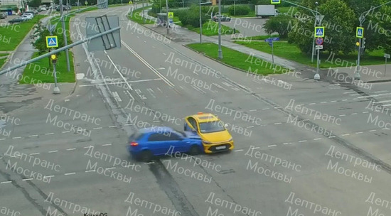 Две машины столкнулись на юго-западе Москвы на пустом перекрестке: видео