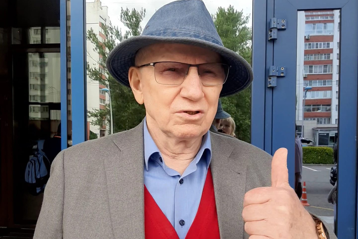 Как денди лондонский: 79-летний Валерий Баринов в ультрамодном образе был замечен в Ярославле
