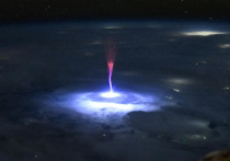 Астронавт NASA Николь Айерс сделала уникальные фотографии редкого атмосферного явления — спрайтов — с борта Международной космической станции (МКС)