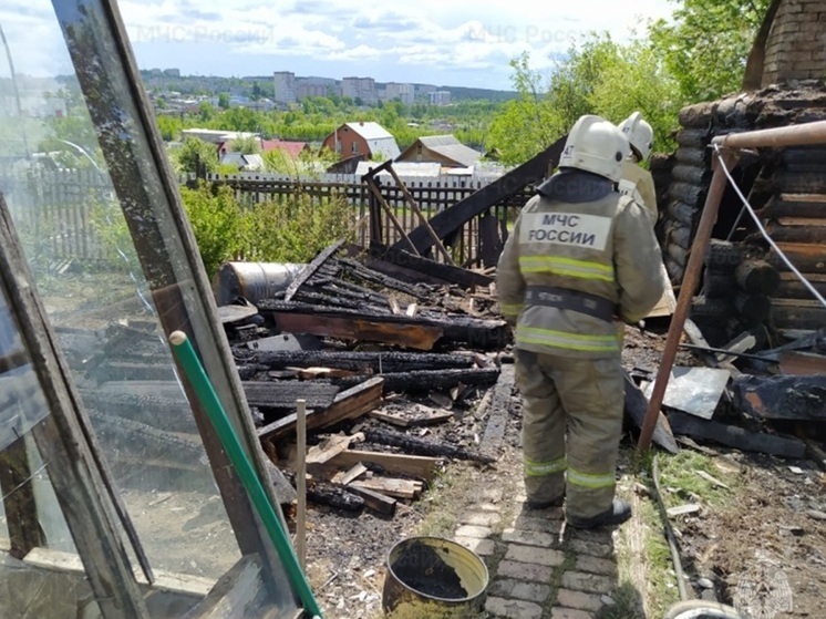 Сотрудники МЧС потушили пожар в уральском селе