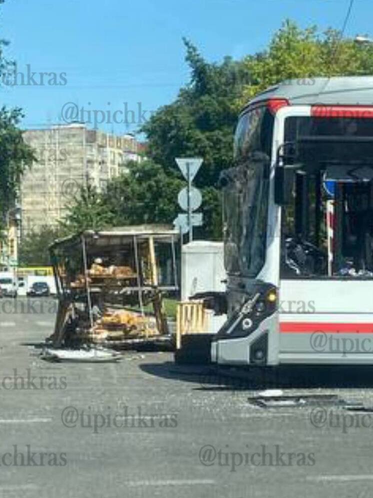 В Краснодаре хлебовозка столкнулась с троллейбусом