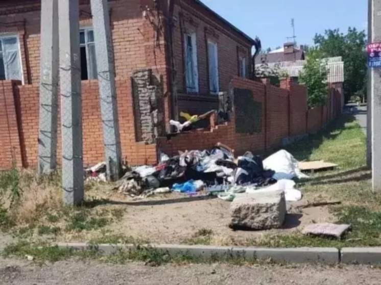 Свалку у одного из домов в Ростове убрали только под охраной полиции