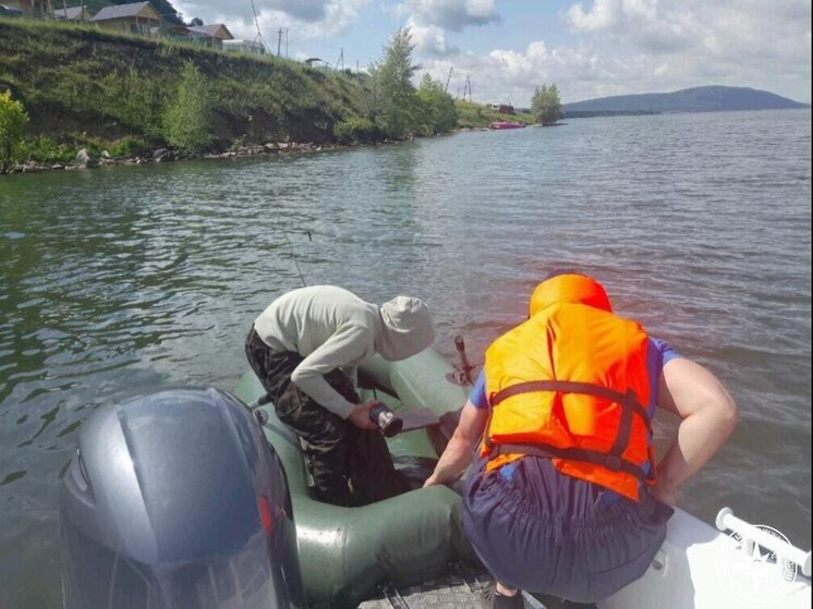 В Башкирии помогли подростку на сдувшейся лодке