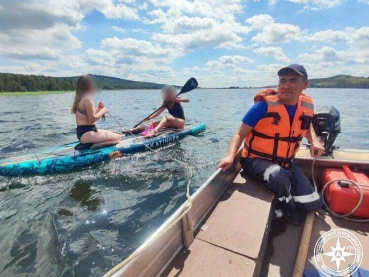 На озере Талкас две девушки плавали на сапбордах без спасжилетов