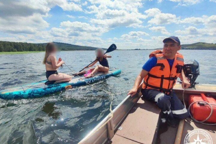 В Башкирии спасатели помогли девушкам, уплывшим далеко от берега озера