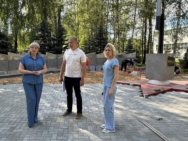 В Смоленском округе обновляют Аллею ветеранов в Печерске