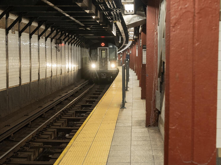 В США попавший под поезд мужчина потерял пять пальцев и получил 1,8 млрд рублей