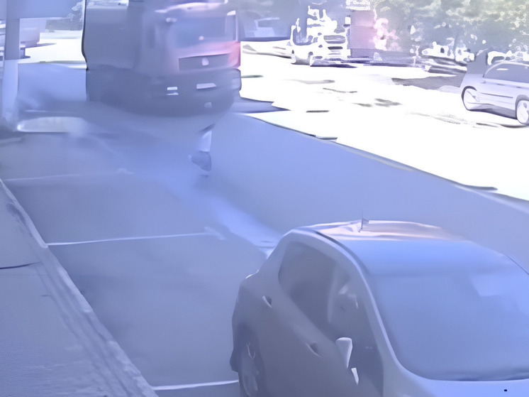 Маленькая девочка едва не попала под колеса грузовика и стала причиной ДТП в Твери