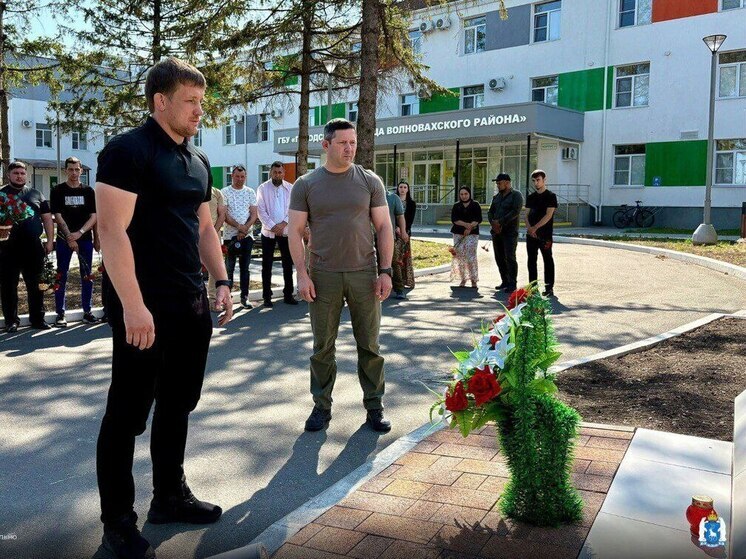 Память ямальских строителей, погибших при атаке ВСУ, почтили в Волновахе
