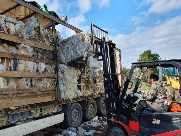 Почти 15 тонн пленки отправили на переработку из Тарко-Сале в Екатеринбург