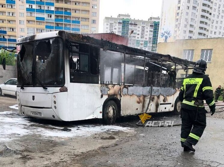 Пассажирский автобус загорелся в Новосибирске