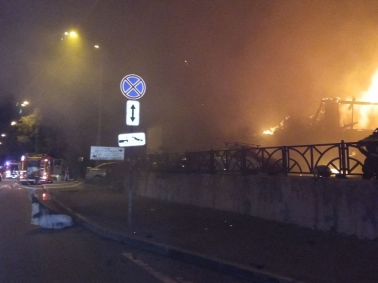 Последствия крупного пожара в Екатеринбурге: один пострадавший, сгоревшие дома и автомобили
