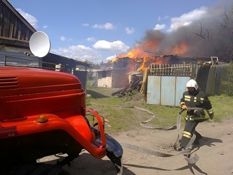 В Богучарском районе пожар уничтожил кровлю надворной постройки