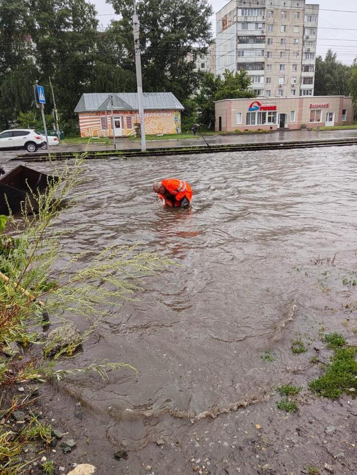 Когда улицы уходят под воду: как Барнаул переживает сильный ливень