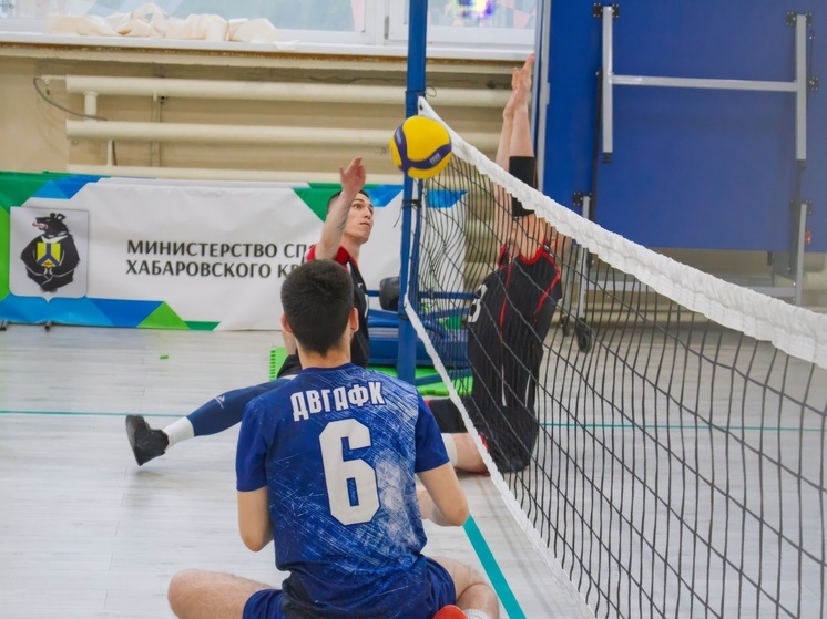 В Хабаровске прошла тренировка команды ветеранов СВО по волейболу сидя