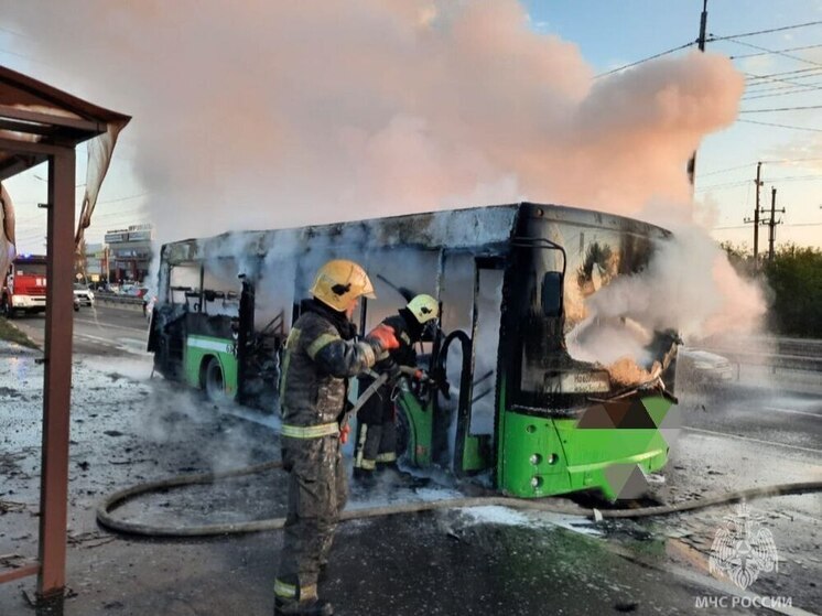 Муниципальный автобус сгорел в Иркутске