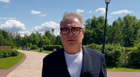 Александр Добронравов поздравил россиян с Днём семьи, любви и верности: видео