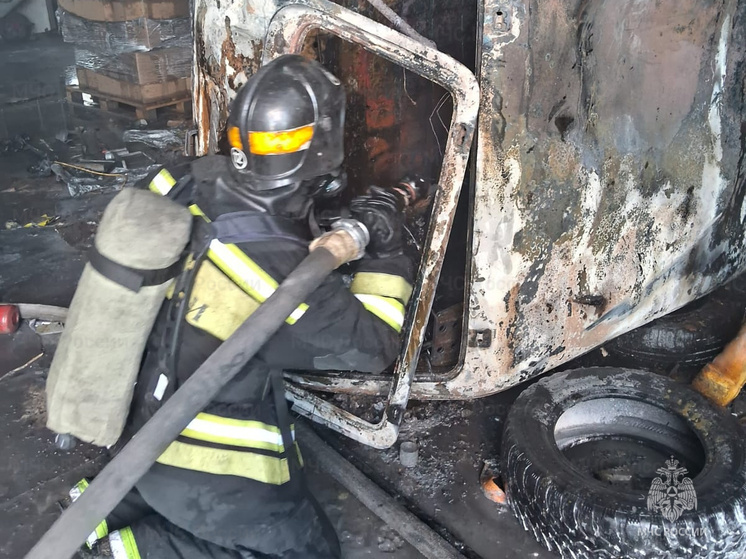 В Калуге спасатели выезжали на тушение гаражного бокса