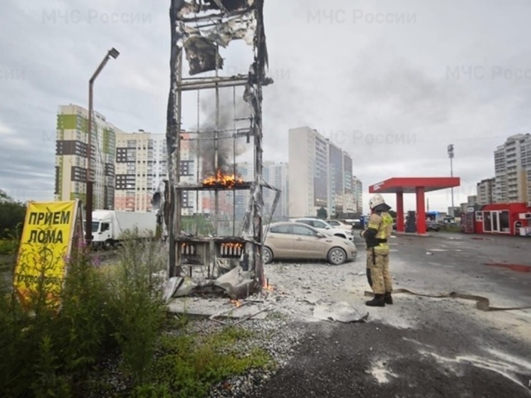 Рекламная стела загорелась в Екатеринбурге