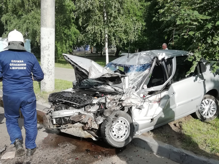 На Лизюкова в Воронеже «Шкода» врезалась в припаркованный «Соболь»