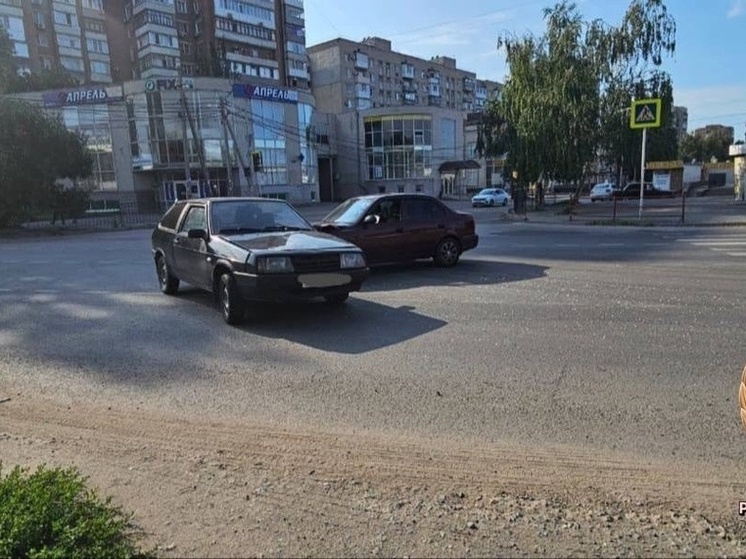 В Ростовской области в ДТП с двумя легковушками пострадал 40-летний водитель