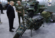 Владимир Путин в воскресенье посетил выставку ОНФ «Всё для Победы!» в национальном центре «Россия»