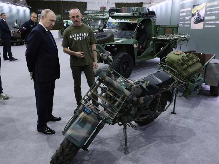 Владимир Путин в воскресенье посетил выставку ОНФ «Всё для Победы!» в национальном центре «Россия»