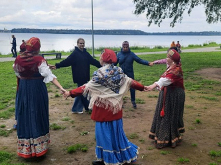 На Поляне сказок в Валдае водили «Купальские хороводы»