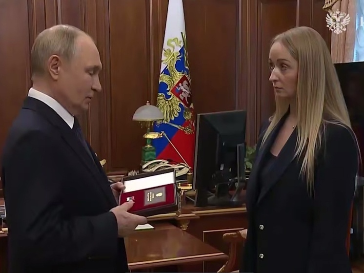 Путин передал медаль «Золотая звезда» вдове генерала Гудкова