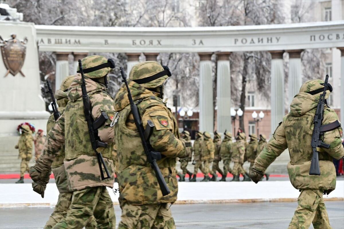 Нагрудный знак вручил активистке первый заместитель руководителя администрации президента России Сергей Кириенко