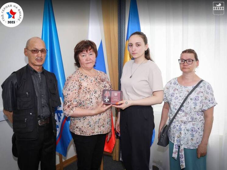 Семьям погибших на СВО бойцов вручили их ордена Мужества в Тарко-Сале