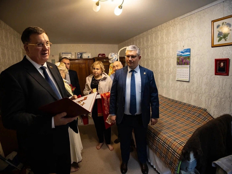 Александр Новиков вручил знак «Почётный гражданин города Смоленска» ветерану