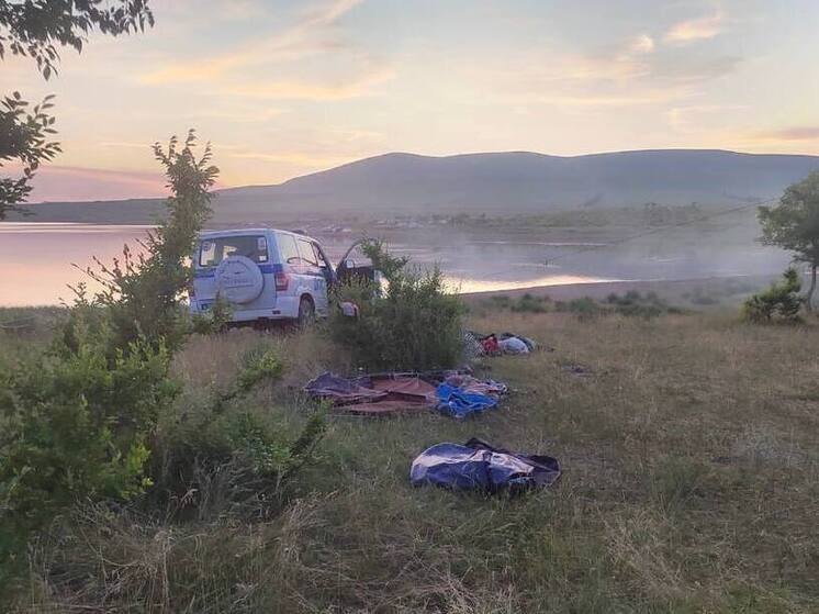 В Хакасии женщина на озере смяла палатку с маленьким ребенком внутри