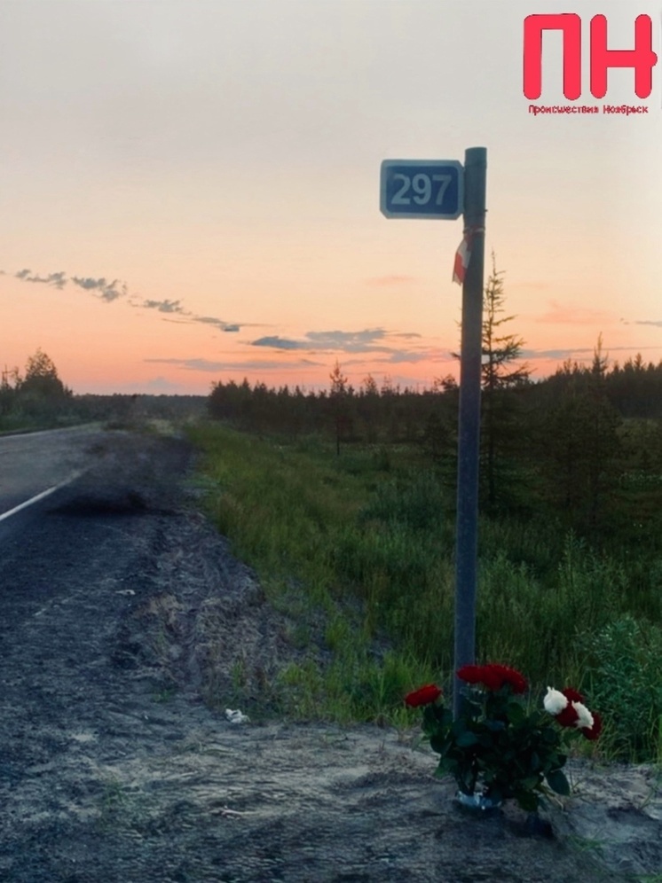 Ямальцы везут цветы на трассу под Ноябрьском, где в ДТП погибли 5 человек