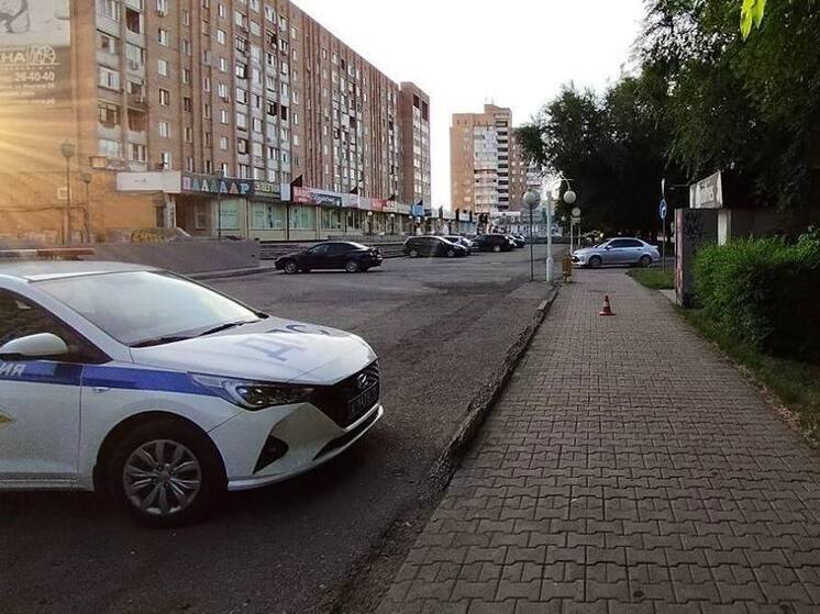 В Абакане лихой самокатчик сбил на тротуаре незнакомку