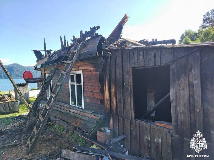 На Алтае загорелся двухквартирный жилой дом