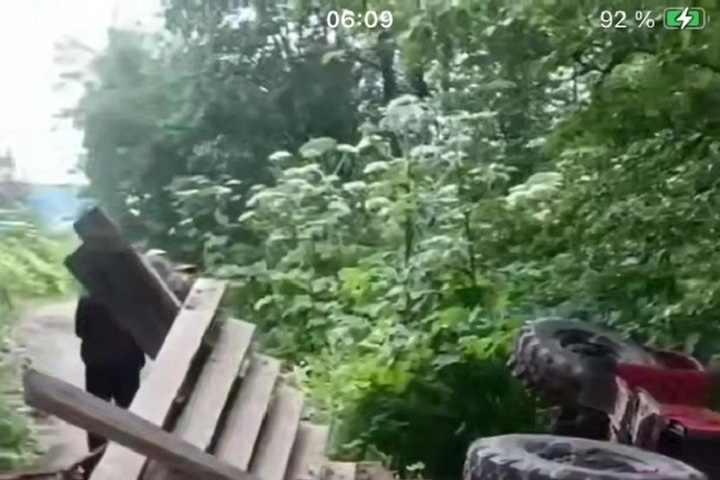 Под Нижним пожарная машина вместе с мостом упала в озеро. Жители давно жаловались на переправу