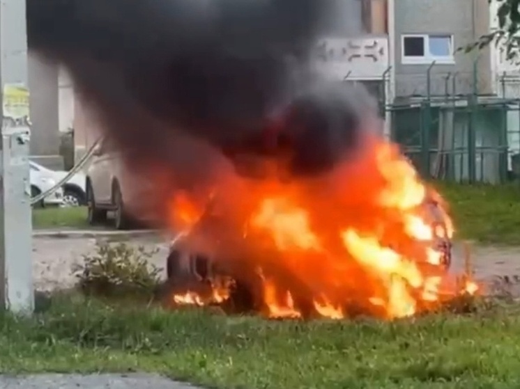 В спальном районе Петрозаводска загорелся автомобиль