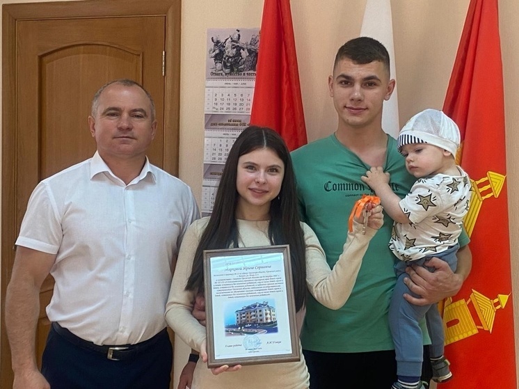 В Кромском районе сироте вручили ключи от квартиры