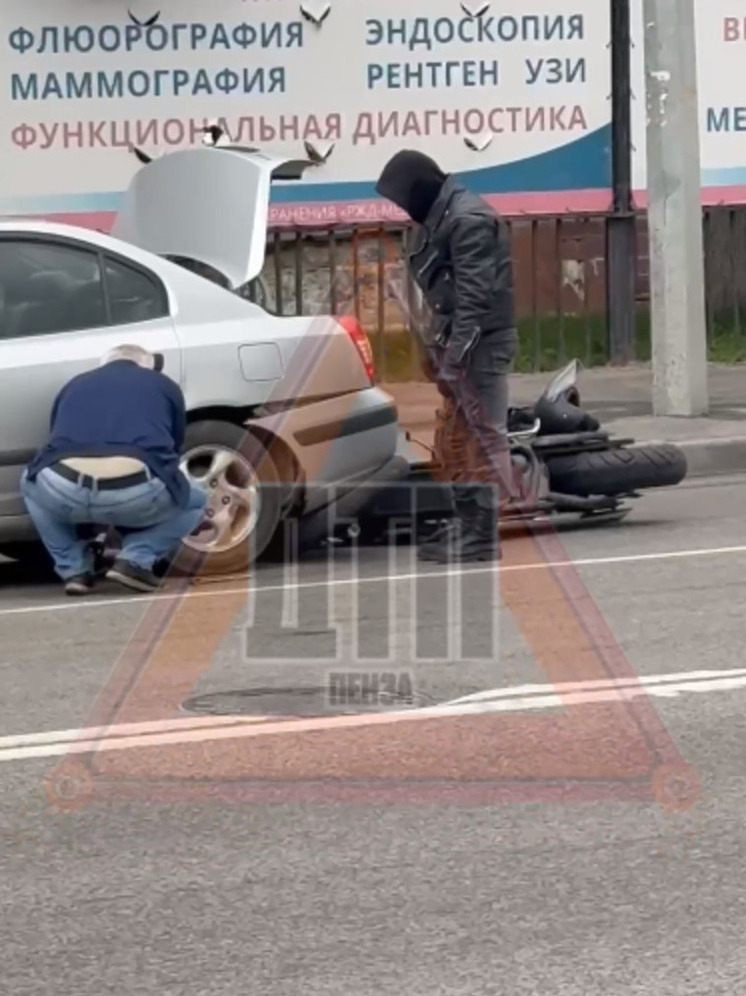 Мотоцикл оказался под автомобилем на улице Урицкого в Пензе