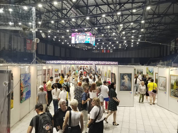 Выставку «Аз.Арт.Сибирь» в Барнауле в первый час работы посетили более тысячи человек