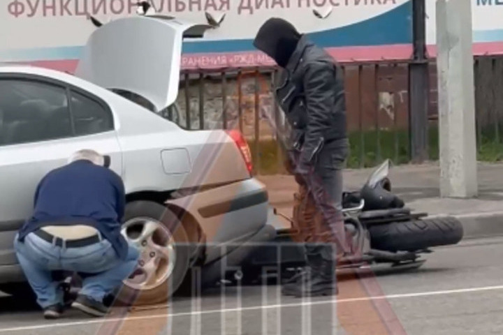 Мотоцикл оказался под автомобилем на улице Урицкого в Пензе