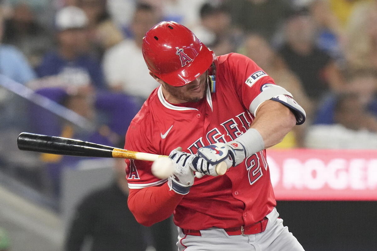 Бейсбольного фаната отстранили от матчей за ловлю мячей