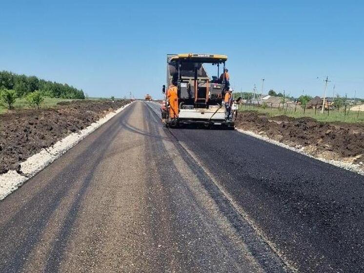 В Красноармейском районе Самарской области продолжается масштабный ремонт участка трассы «Самара – Волгоград» — Пестравка – Ленинский – Кочетковский – Бутковский общей протяжённостью 5,45 км в рамках национального проекта «Инфраструктура для жизни»