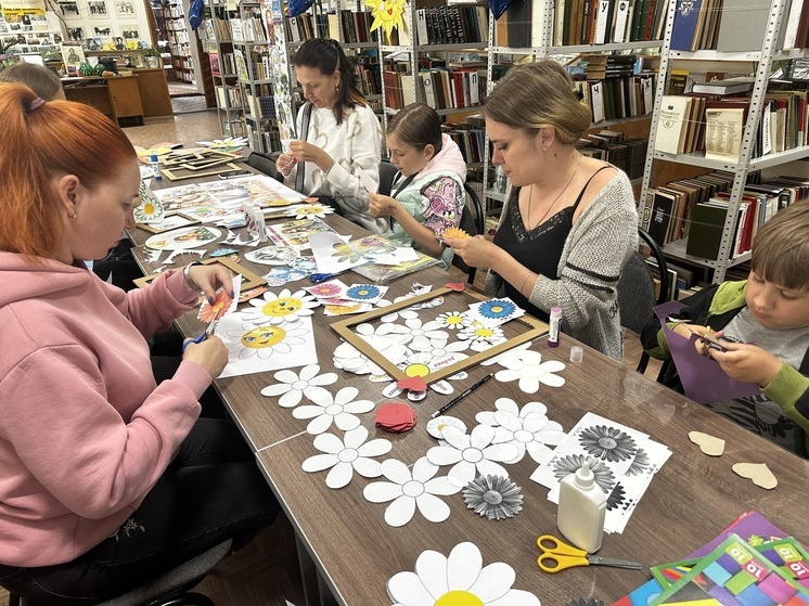 Сотрудники ИК-6 изготовили семейные фоторамки ко Дню семьи, любви и верности