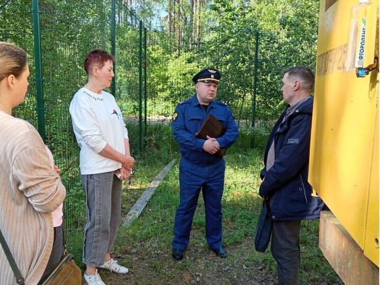 Всеволожский городской прокурор Дмитрий Смирнов побывал в деревне Кошкино Морозовского городского поселения. Там он проверил ход строительства социально значимых объектов на территории центра «Молодежный», сообщил телеграм-канал надзорного ведомства.