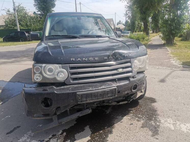 В Абакане Range Rover протаранил Toyota Camry – пострадали два человека
